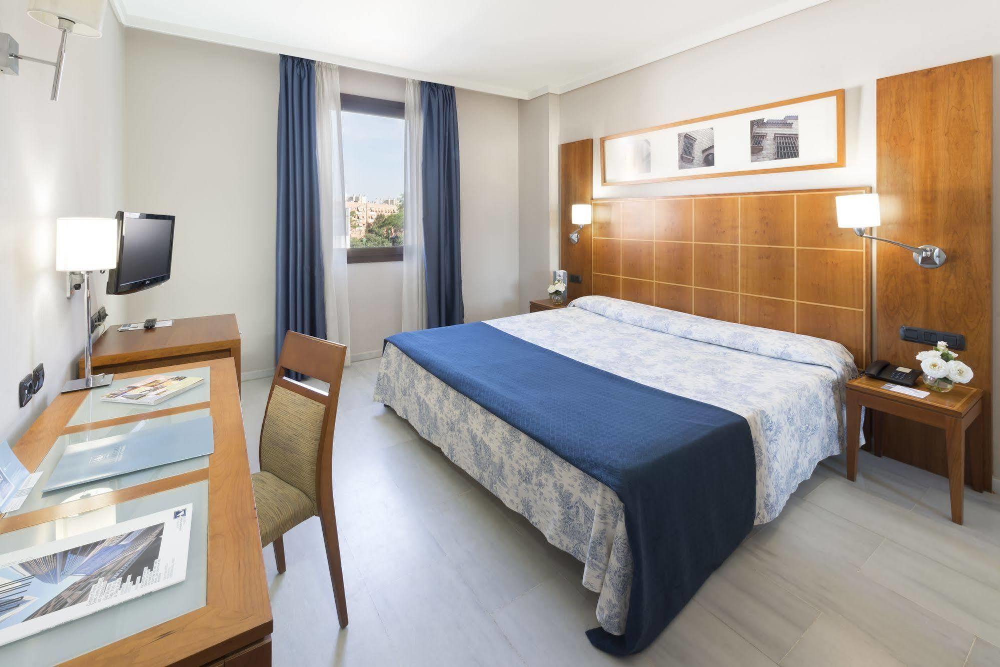 Hotel Exe Ciudad De Cordova Esterno foto
