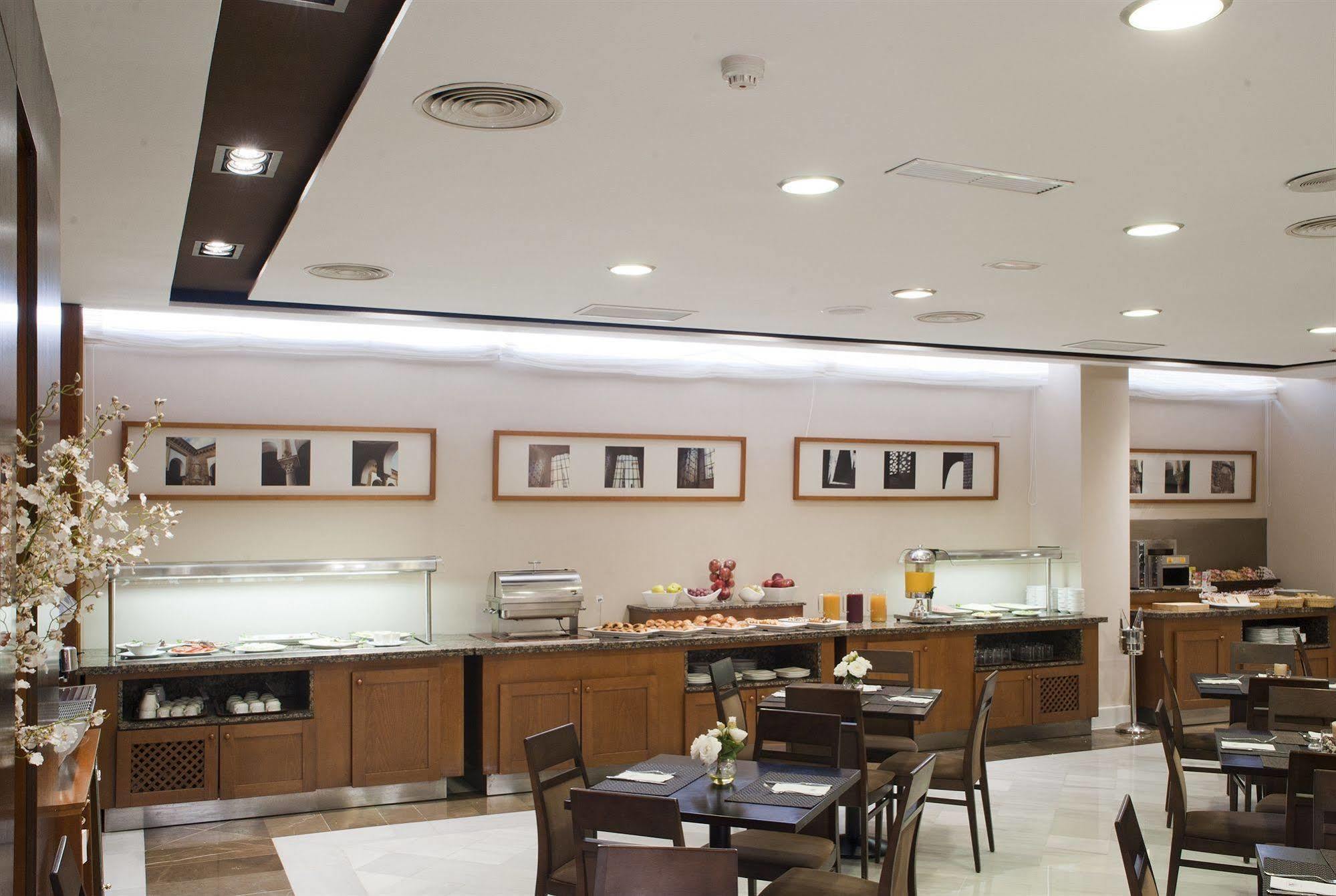 Hotel Exe Ciudad De Cordova Ristorante foto